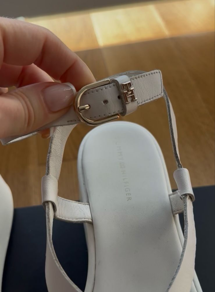 Продам босоніжки tommy hilfiger