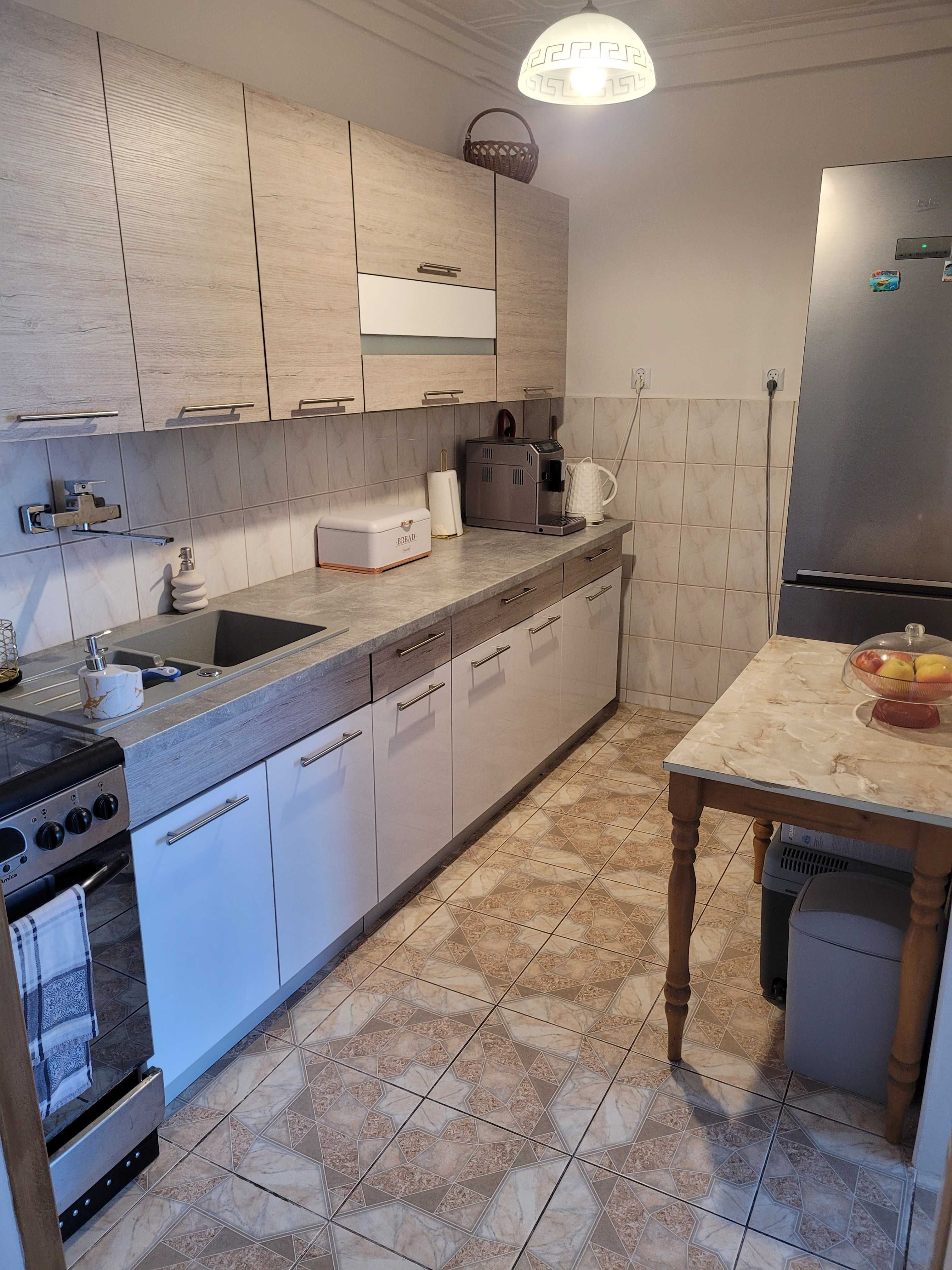 2 pokoje, balkon z widokiem na góry, centrum 39,2 m2.