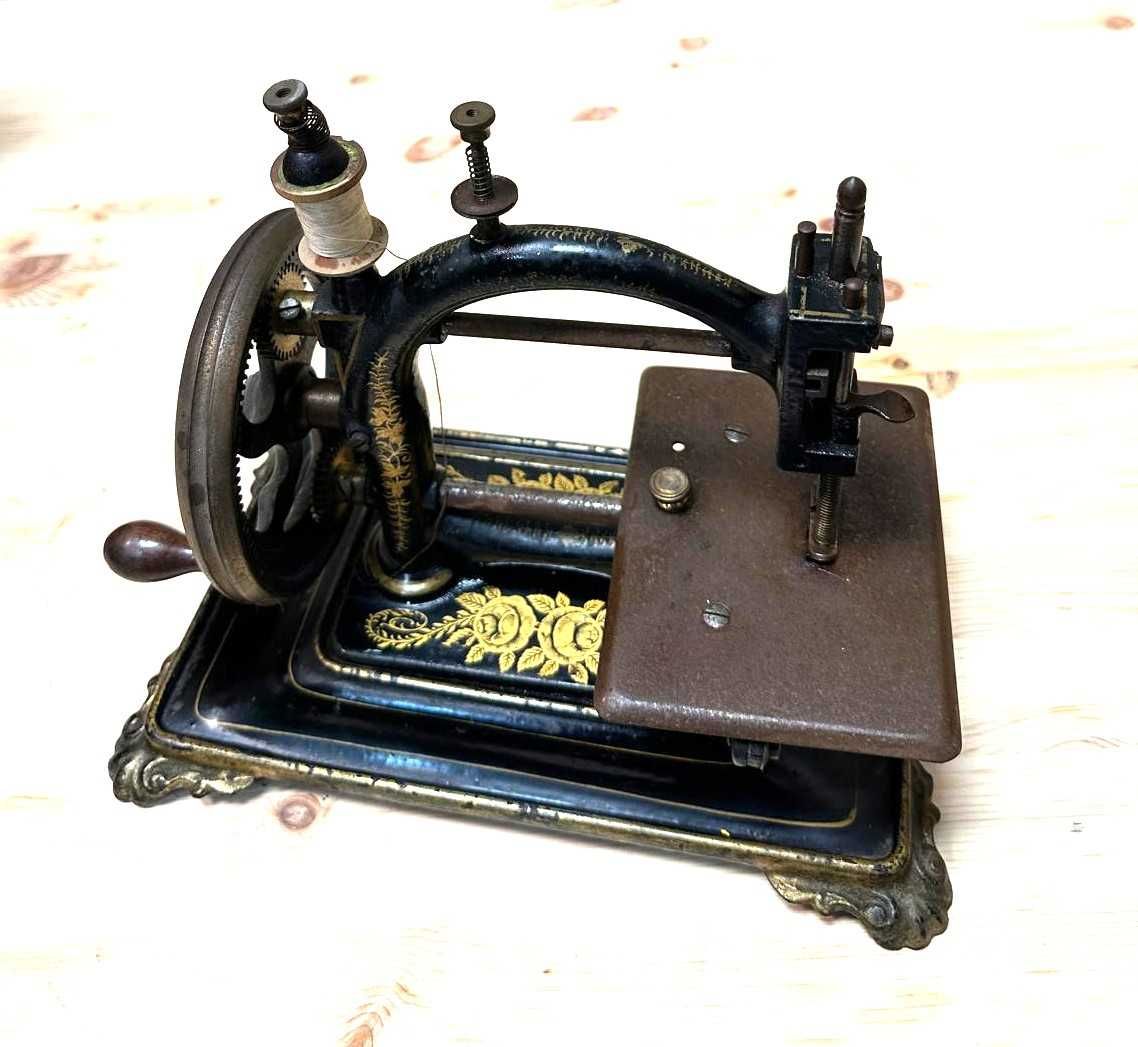 Maquina de costura antiga,de mesa, miniatura, a funcionar