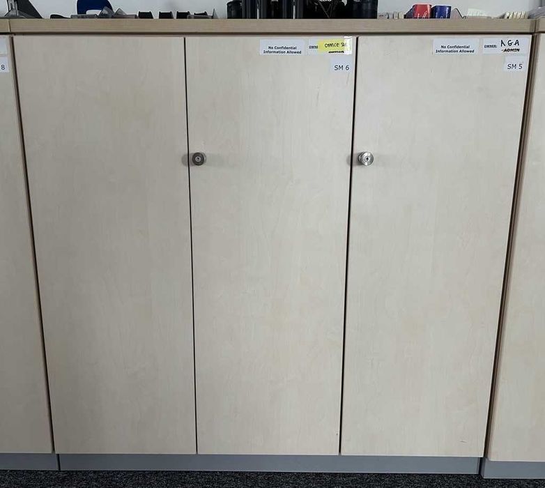 Szafa zamykana do biur (na akta) lub mieszkań, stan idealny.