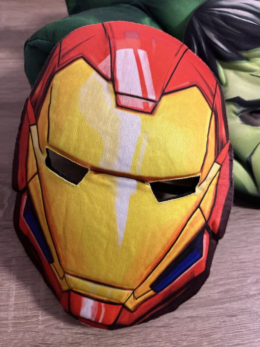 Маски Месників і кулак Халка