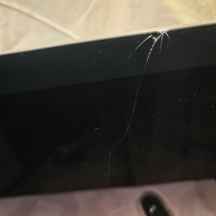 iMac 21.5″– Intel i5 • 8GB RAM • 1TB HDD •macOS Catalina