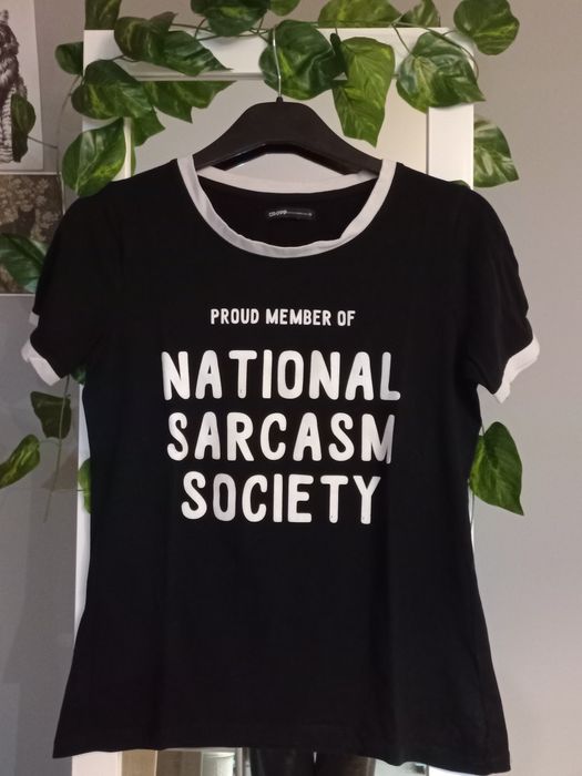 Czarna koszulka z napisem "National sarcasm society"