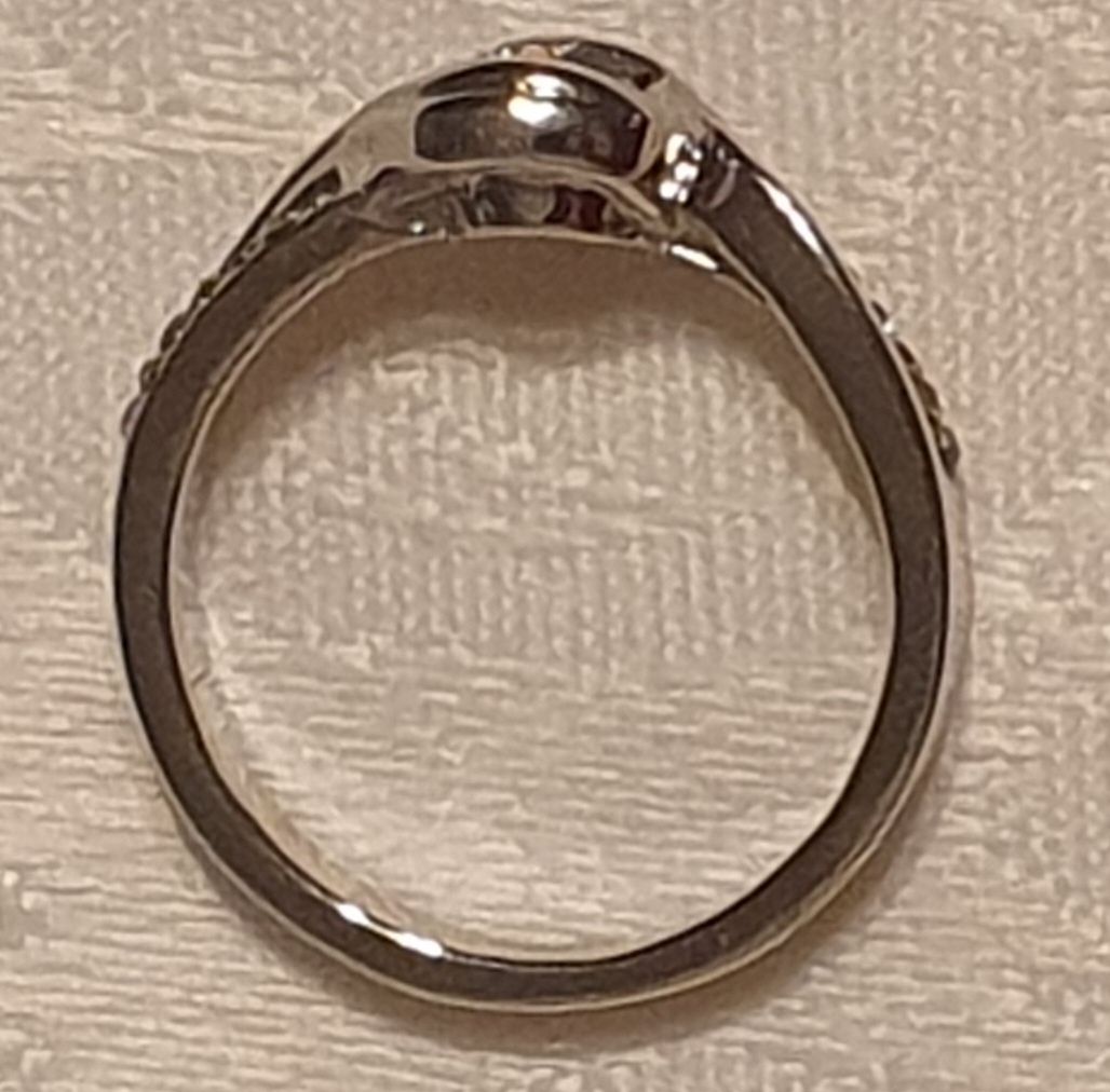 Elegancki pierścionek w kolorze srebra 8