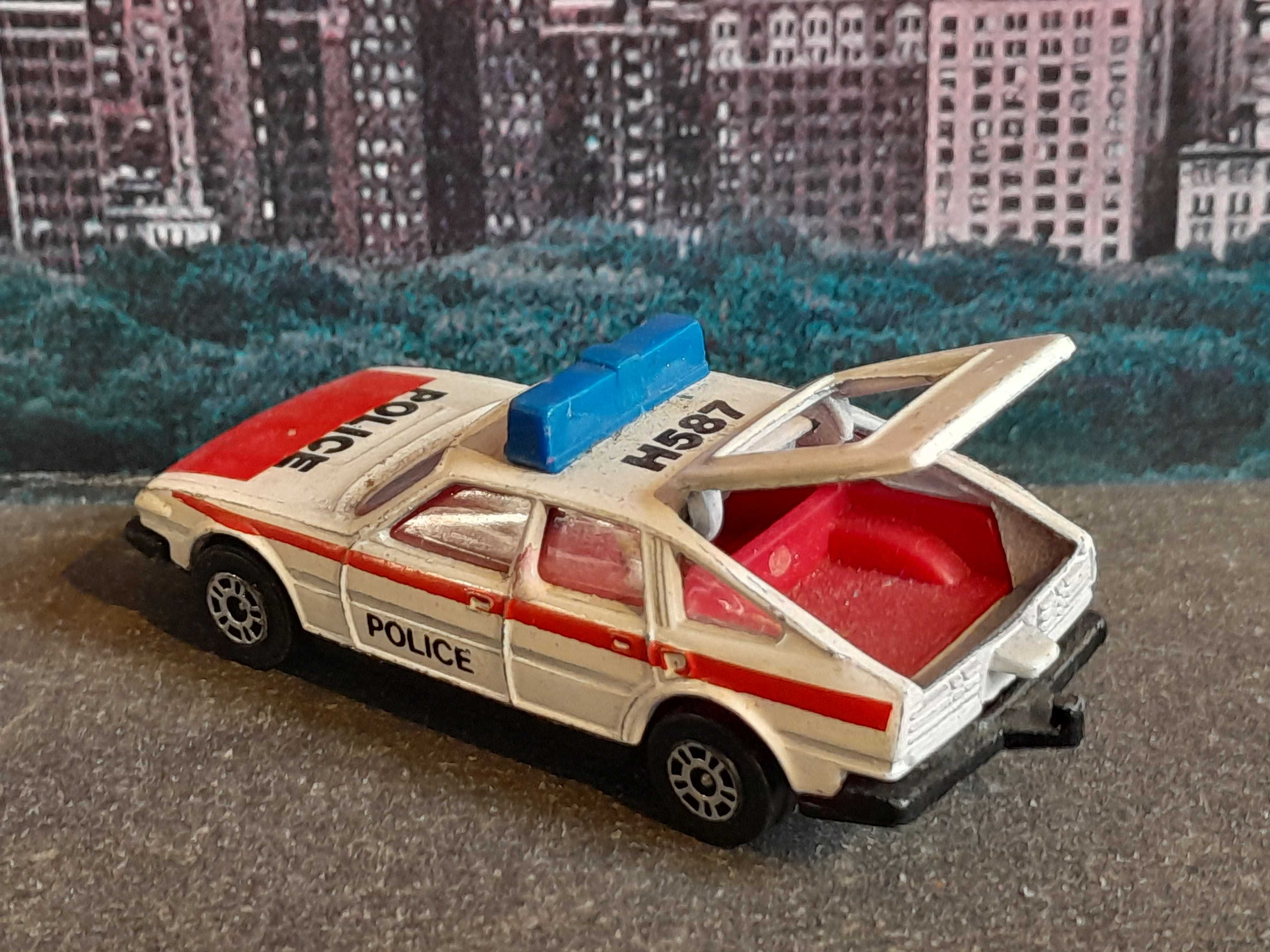 Stary resorak Corgi Police Rover 3500 kultowy radiowóz vintage