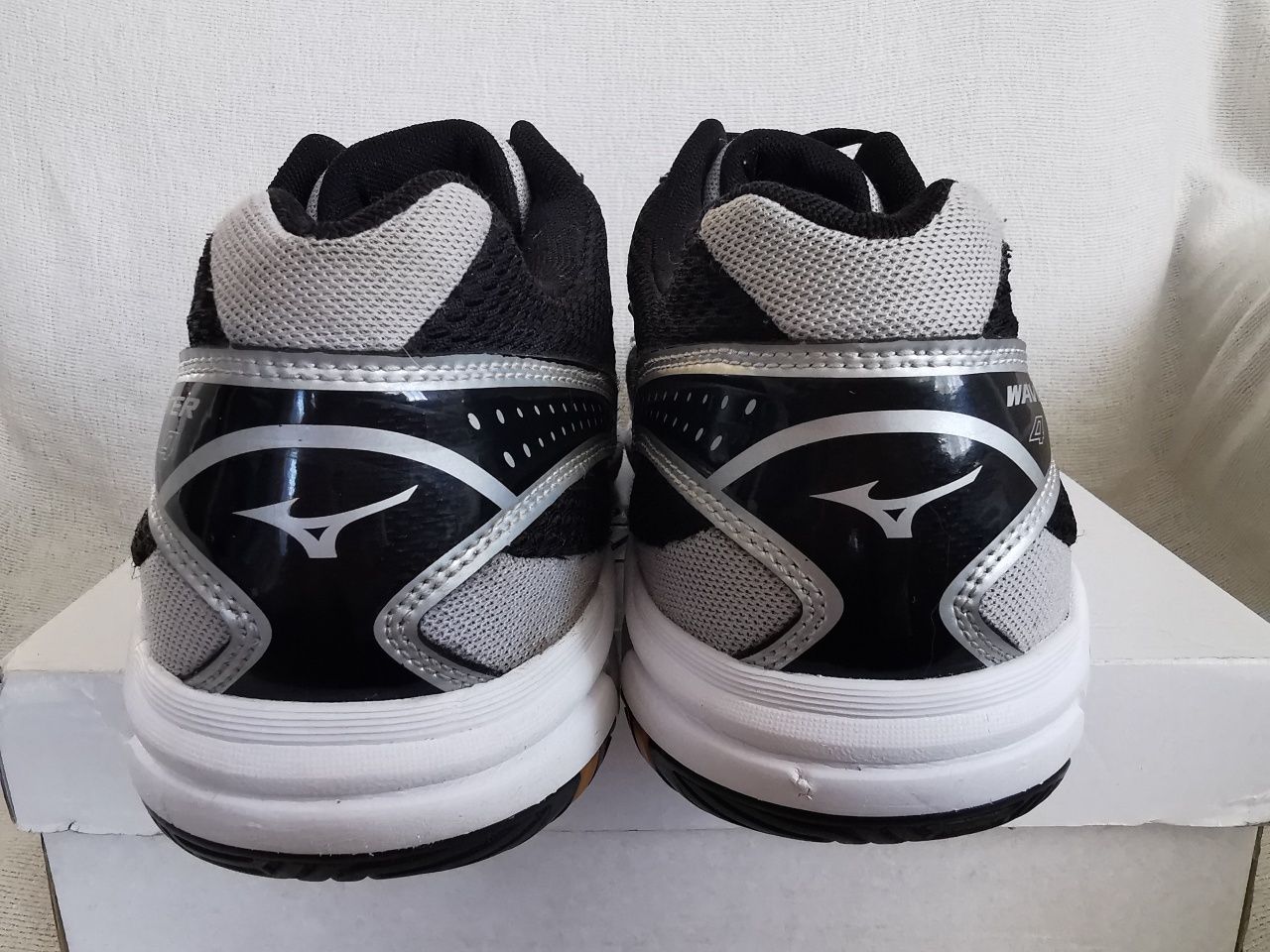 Mizuno Wave Twister 4 buty sportowe na halę halówki 42,5