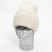 Трендова зимова шапка високої якості, виготовлена з ангорової пряжі.
