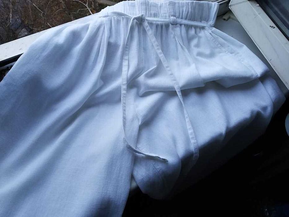 Белые льняные  брюки  фасон бананы  на бедра 120 см  лен льон лляні