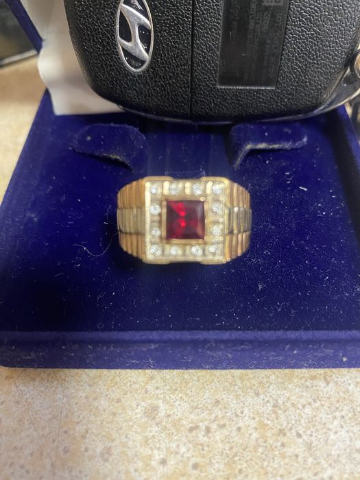 Кольцо золотое мужское с камнем