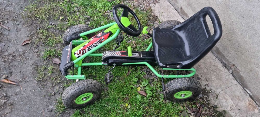 дитяча машина на педалях та три колесний велосипед