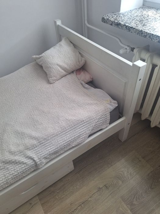 Łóżko jednoosobowe z materacem.