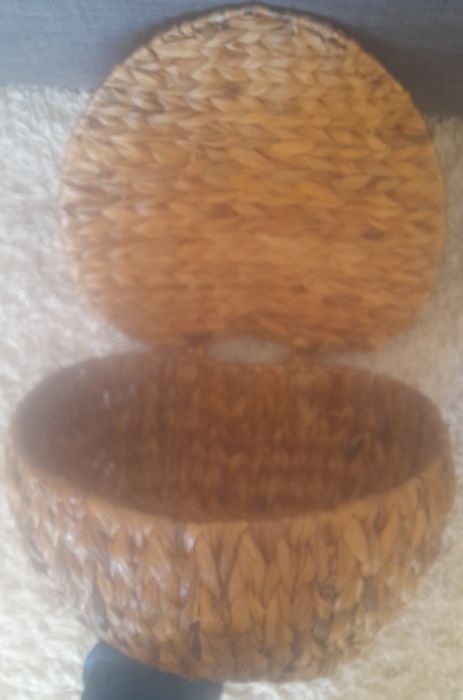 Vendo cesta com tampa de folha de bananeira em forma de coração