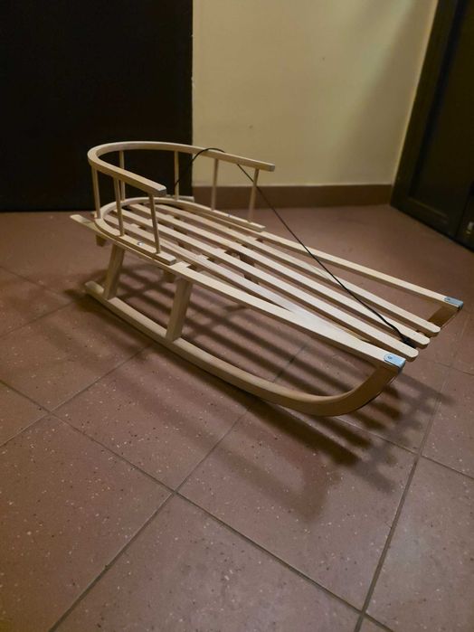 Drewniane sanki z oparciem