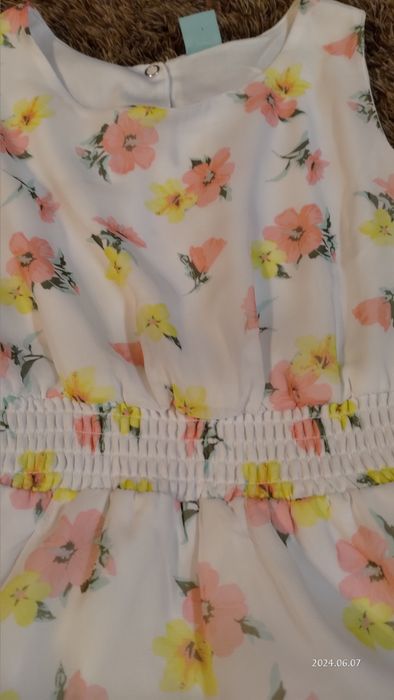 Piękna sukienka biała w kwiaty. 128