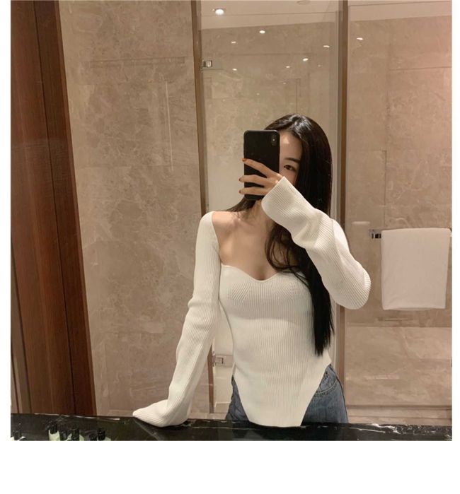 Біла кофта з відкритим декольте