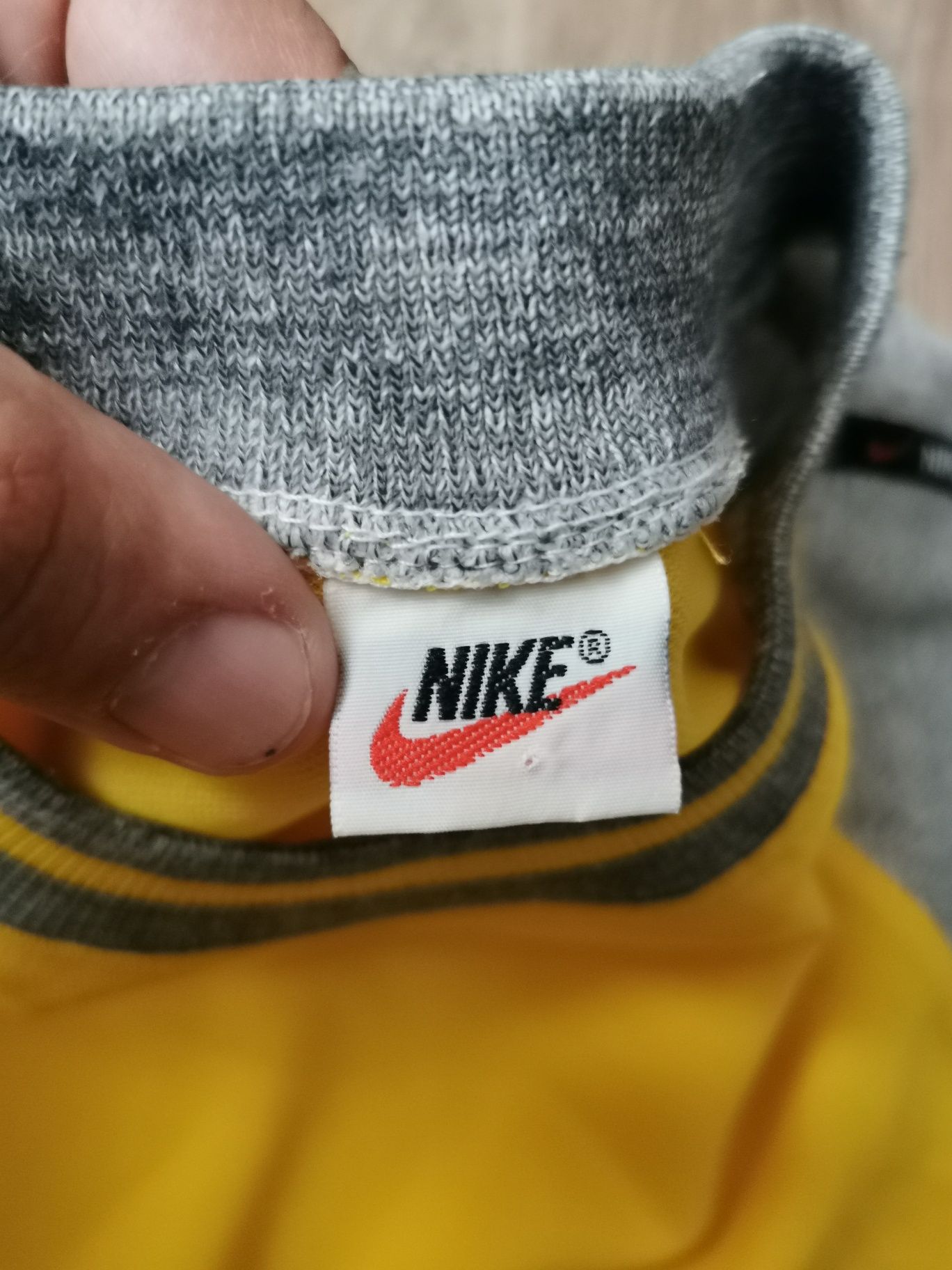 Продам винтажную футболку Nike с лампасами