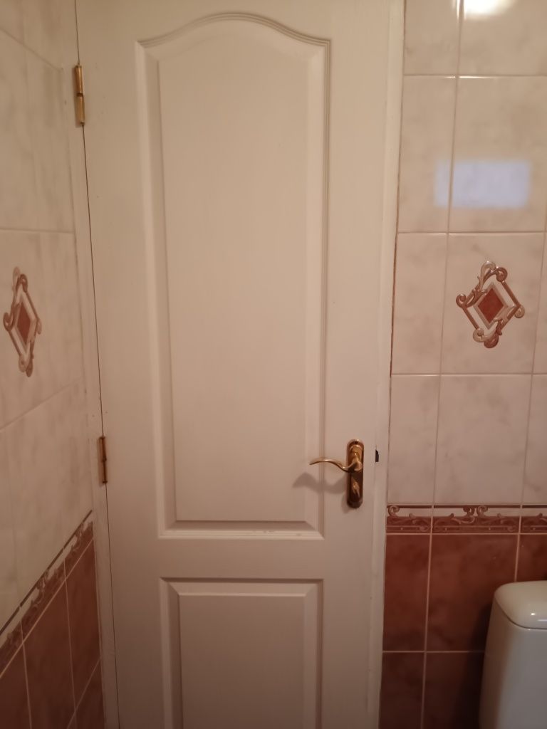 Двері білі з коробкою у ванну кімнату