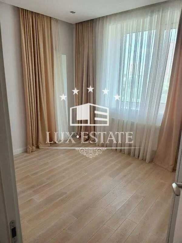 Продажа 3-комнатной квартиры в ЖК "Изумрудный город". Район Бот. Сада