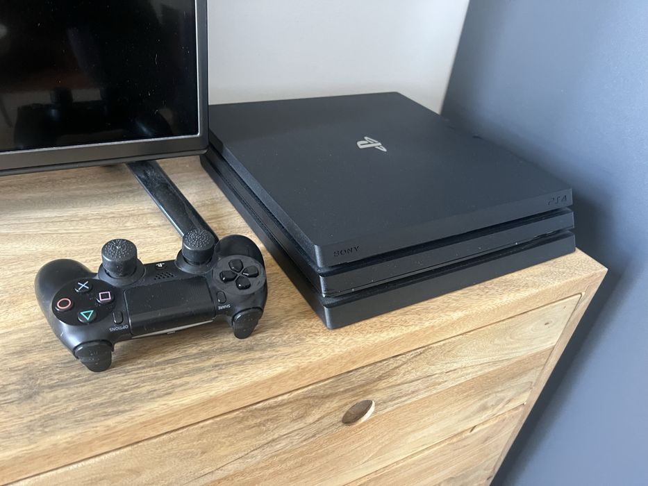 Playstation 4 pro 1T ze stacją ładującą, dwoma padami, i grą
