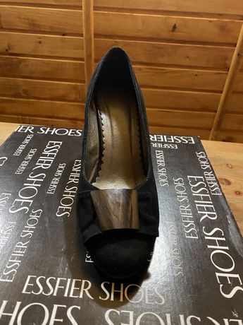 Продам женские замшивые туфли