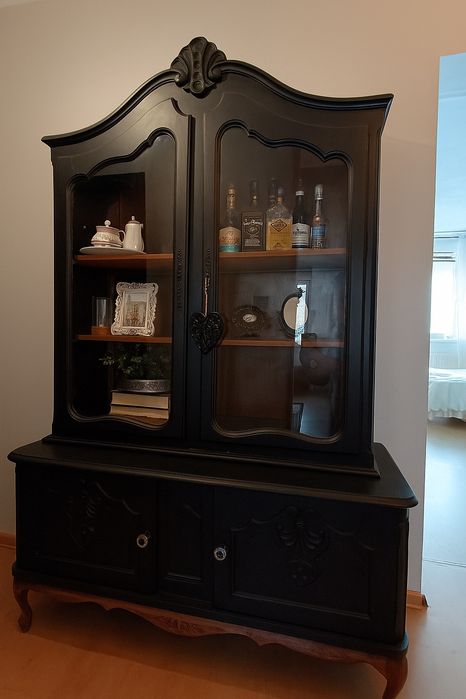 Witryna czarna drewniana