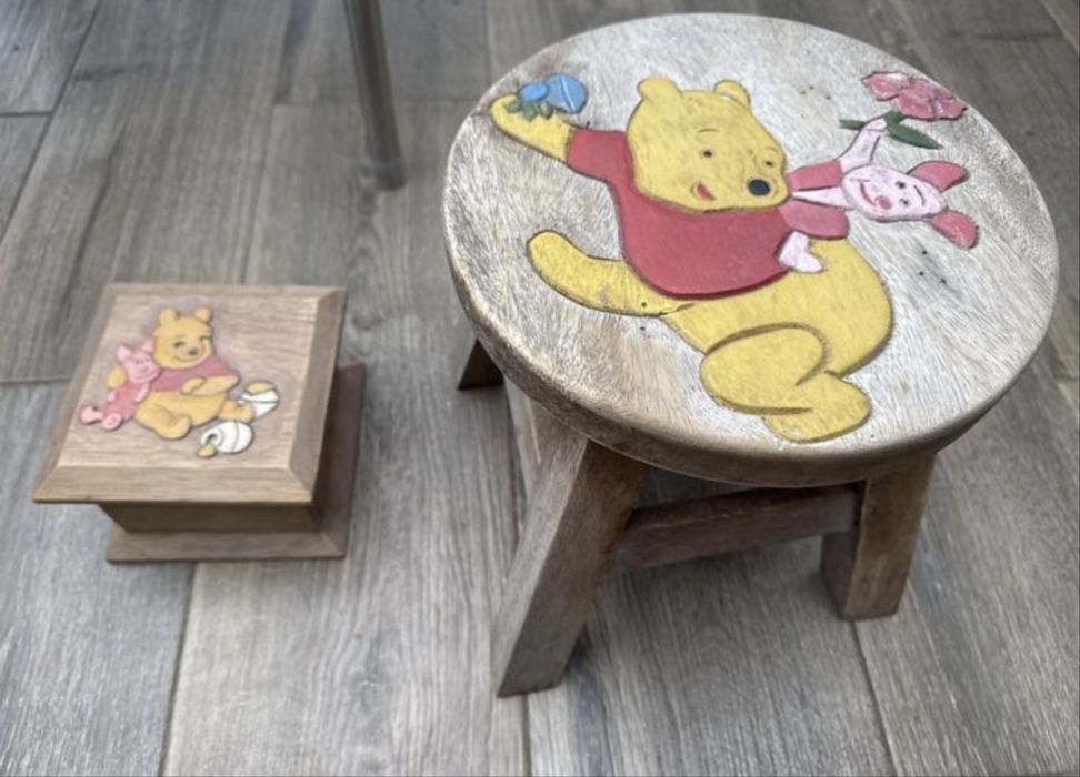 Vintage Kubuś Puchatek drewniane krzesełko dla lalki