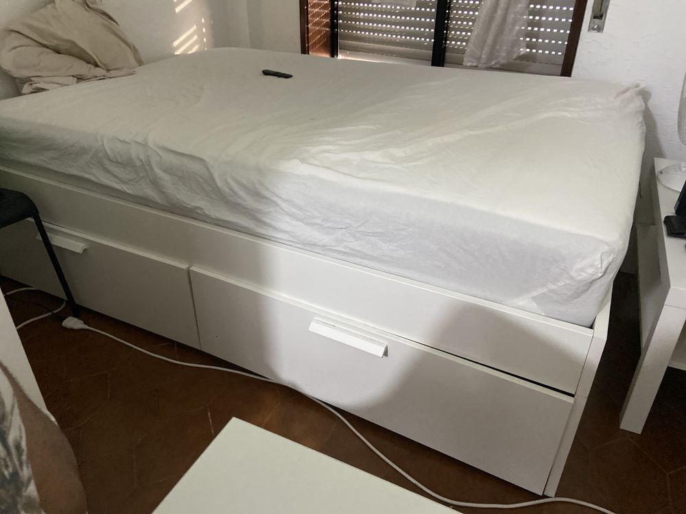 Cama de casal com 4 gavetas usada , 1,46 x 2,00