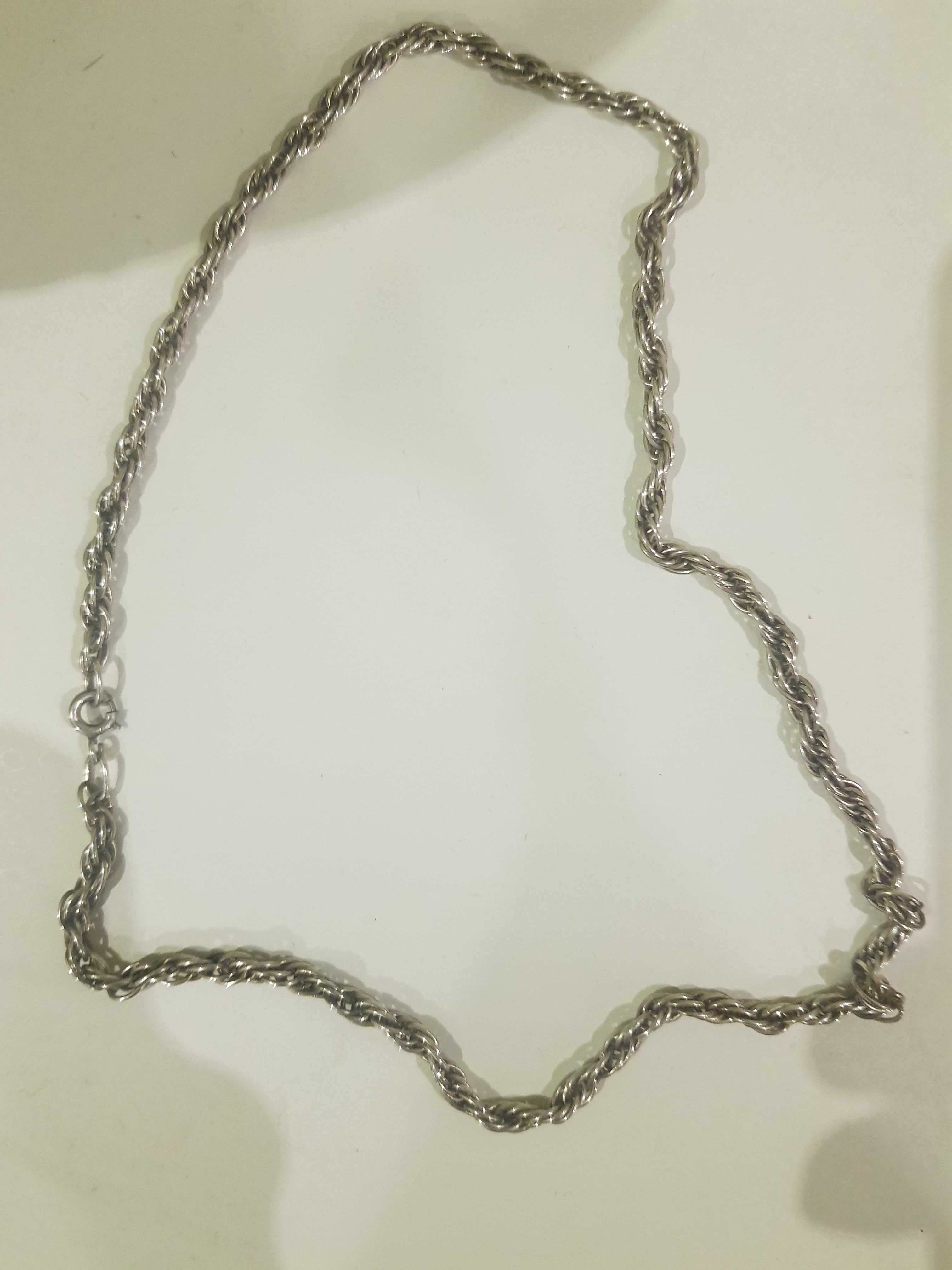 серебряная цепочка.