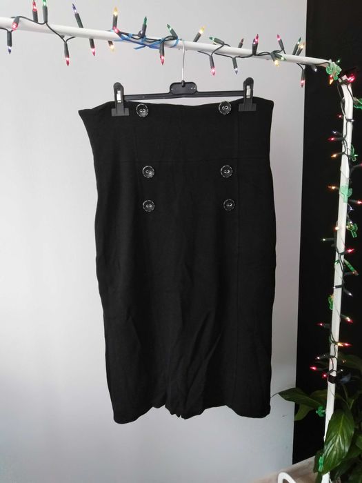 Czarna, ołówkowa spódnica na szelkach