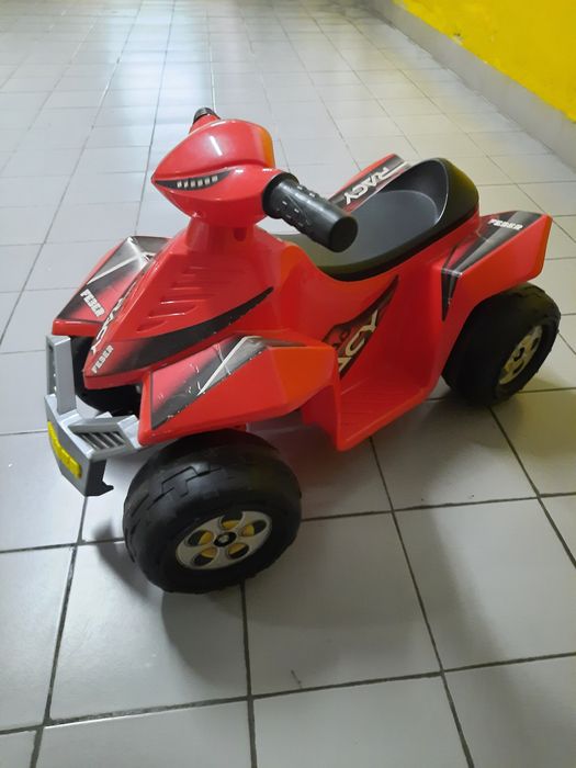 Moto 4 eléctrica para criança