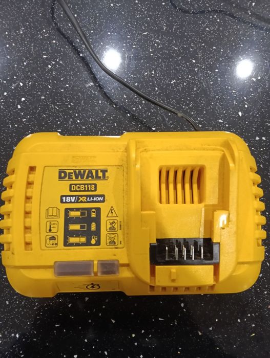 Conjunto DEWALT FLEXVOLT (Bateria 6.0Ah + Carregador Rápido DCB118)