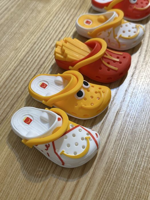 Mcdonalds crocs. Макдональдз крокс.