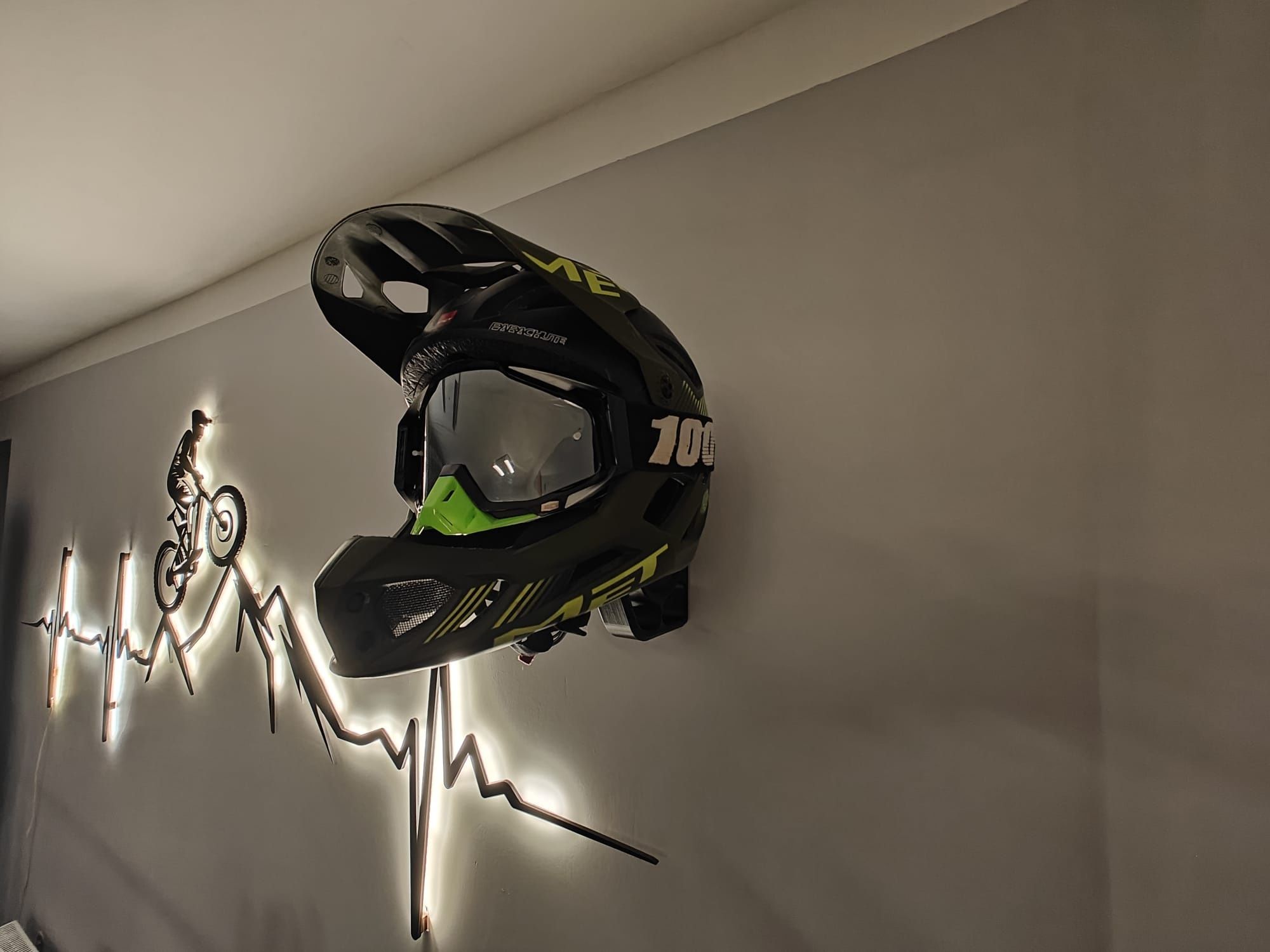 Wieszak 3D na kask i strój  motocyklowy