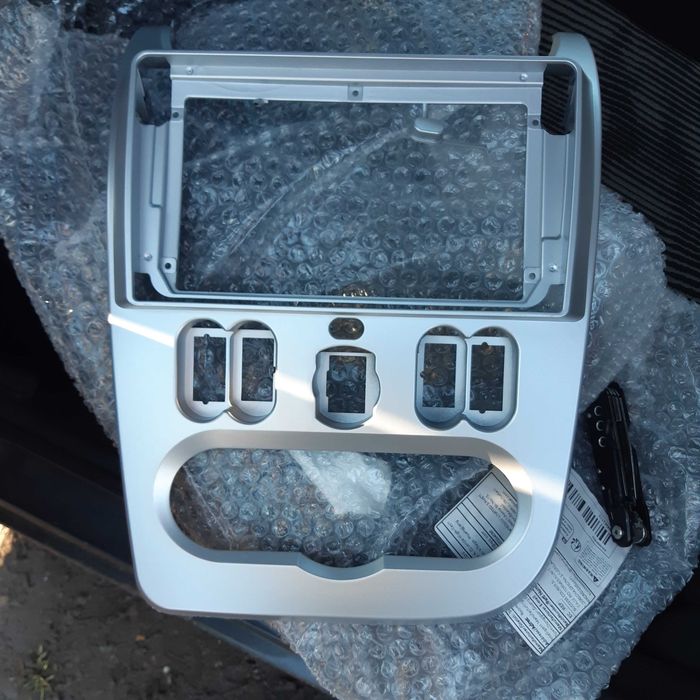 Панель під 9 дюймовий манітор для логана фаза 2