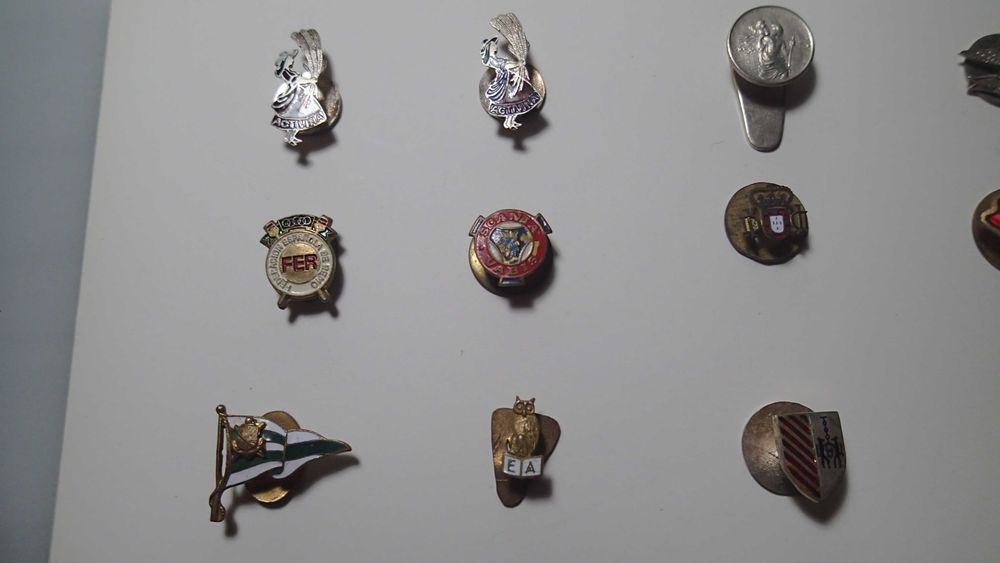 Botoeiras antigas em metal e esmalte
