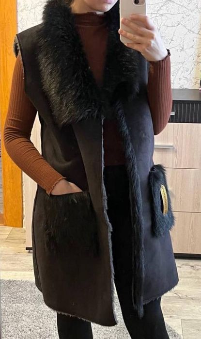 Желтка, чёрного цвета.