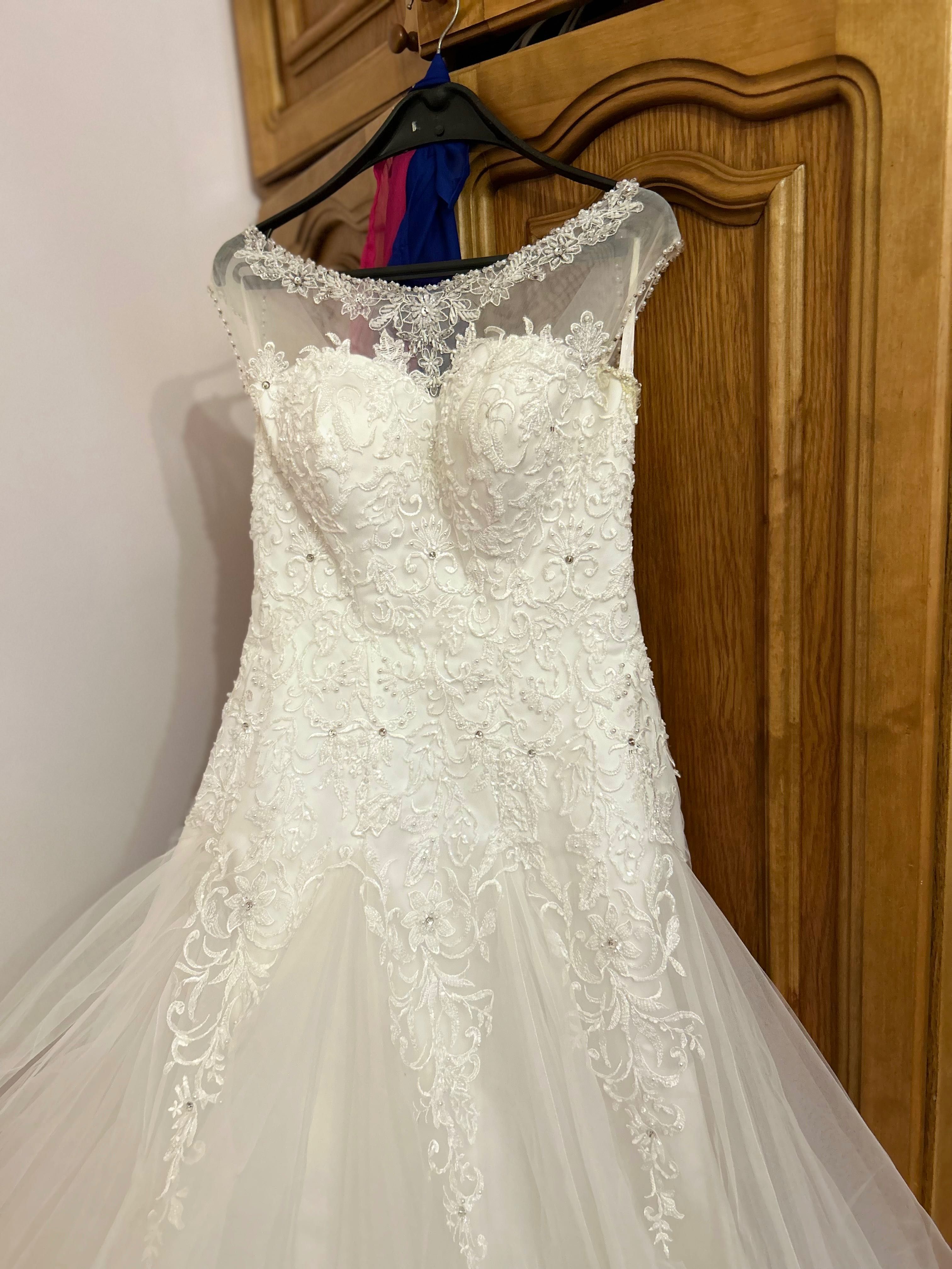Весільна сукня, 44 розмір, потребує ремонту