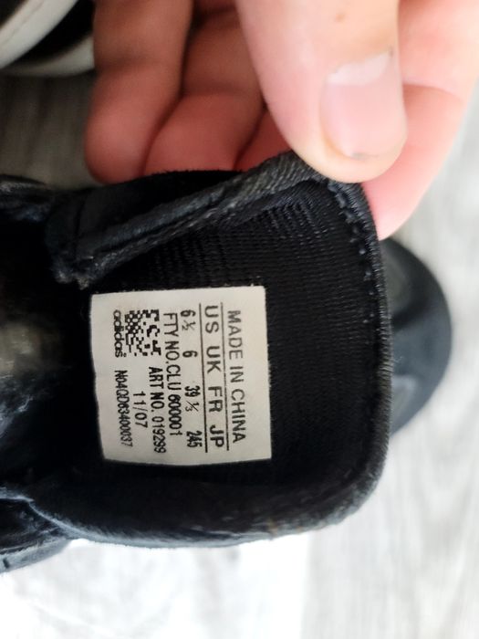 Продам фірмові кросівки футзалки Adidas