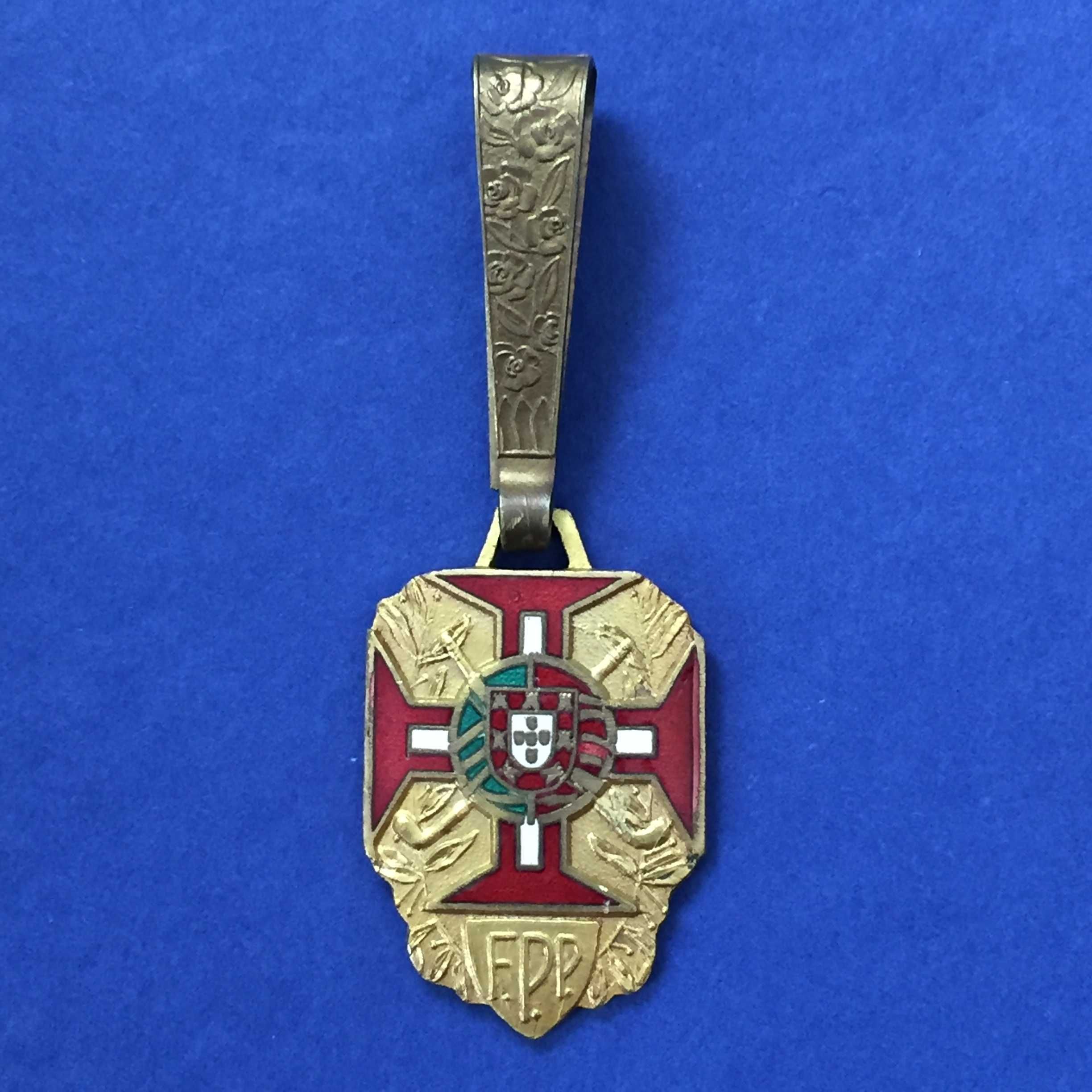 medalha FEDERAÇÃO PORTUGUESA DE PATINAGEM - latão e esmalte