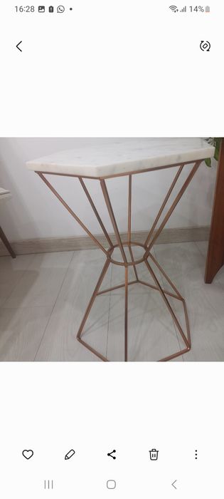 Mesa lateral Limet em mármore.