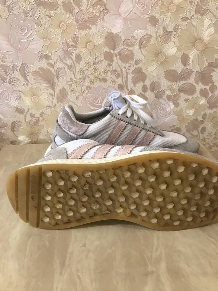 Кросівки Adidas  жіночі 38