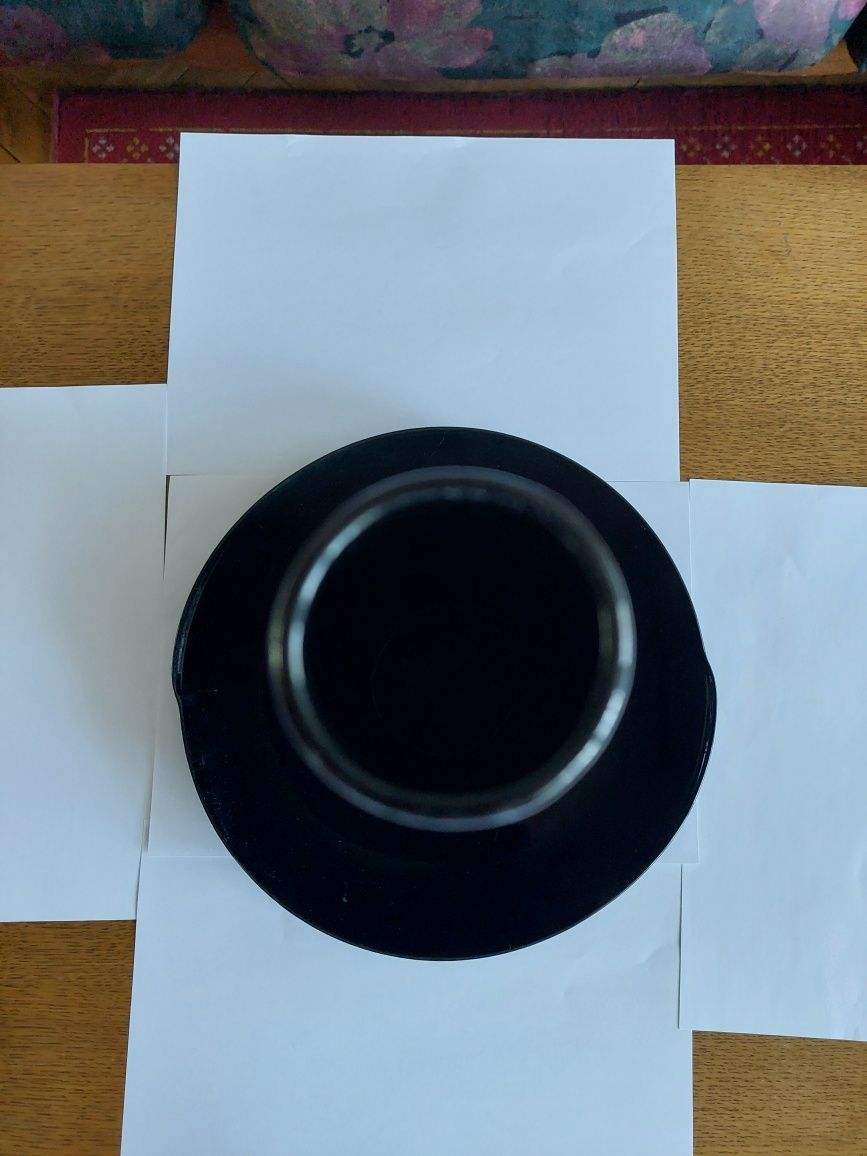 Wazon czarny i talerz o nieregularnym kształcie
