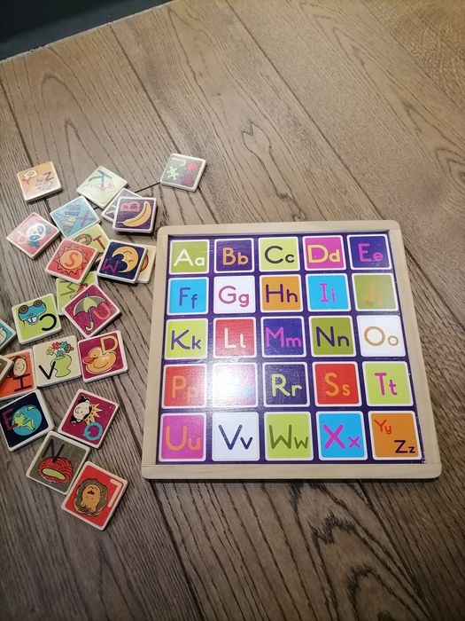 B.Toys Magnetyczne drewniane puzzle - literki alfabetu z tablicą kredo