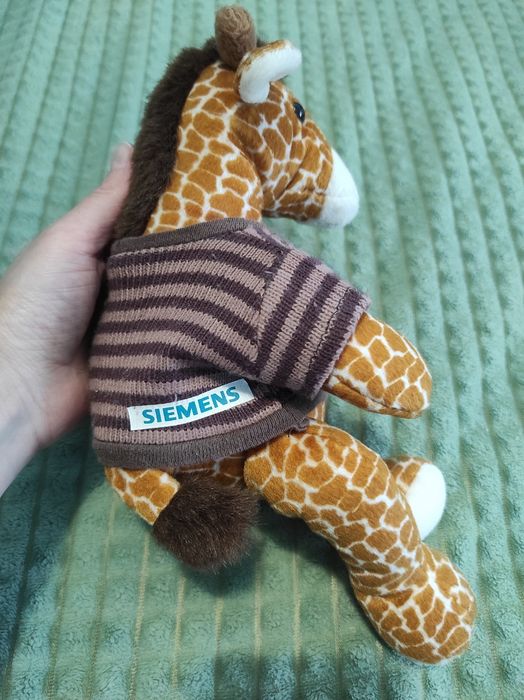 М'яка іграшка жираф у кофтинці
