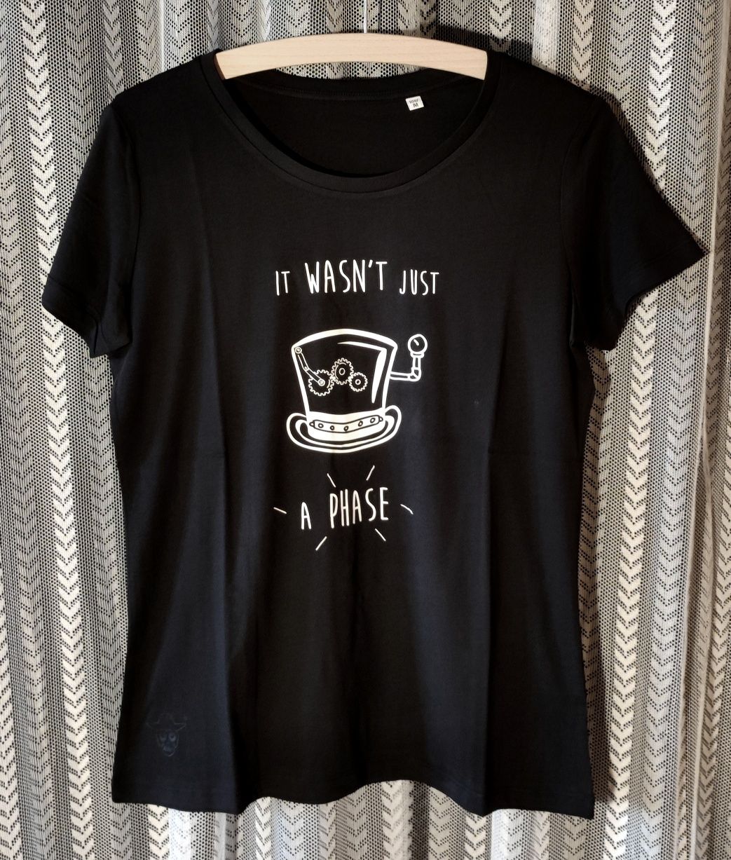 T-shirts "Não Era Apenas Uma Fase" pretas mulher