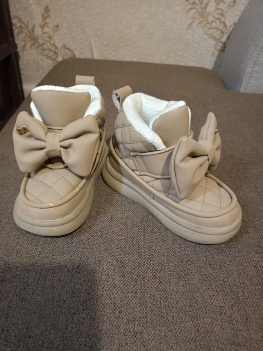 Взуття для дівчинки