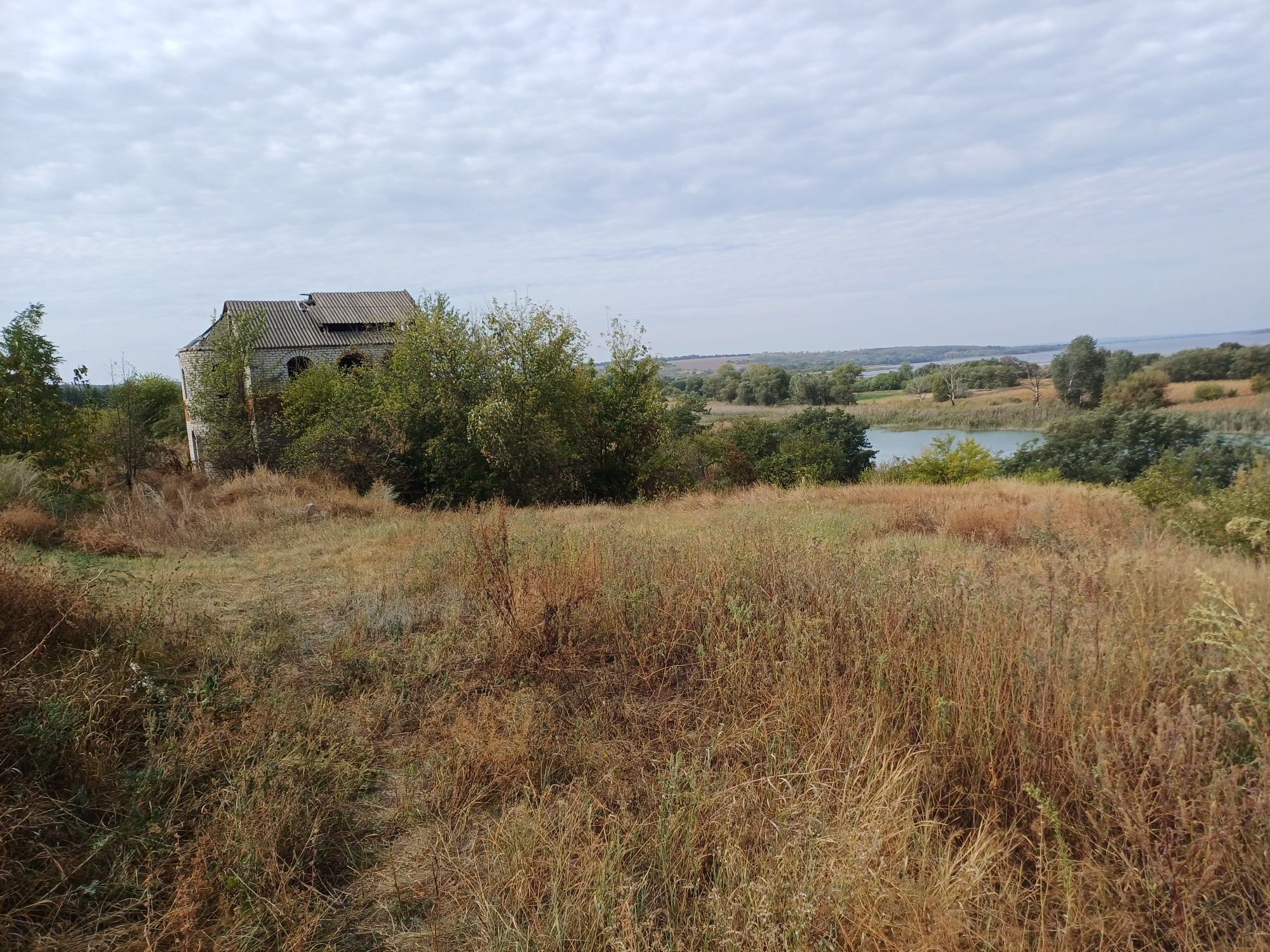 Екологічна заміська нерухомість з краєвидом.