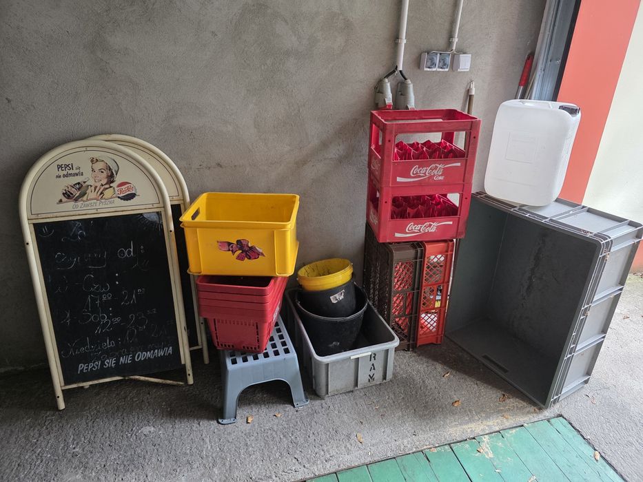 Plastikowe skrzynki wiadra pojemniki