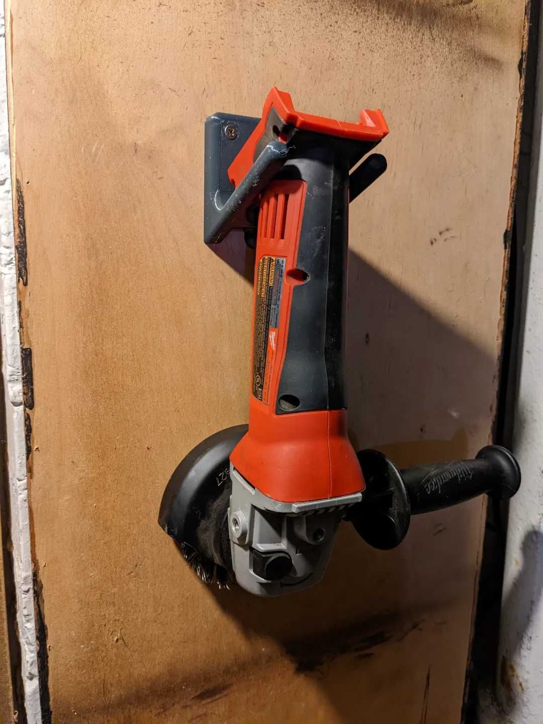 Настінне кріплення для УШМ болгарки шуруповерта Milwaukee M18