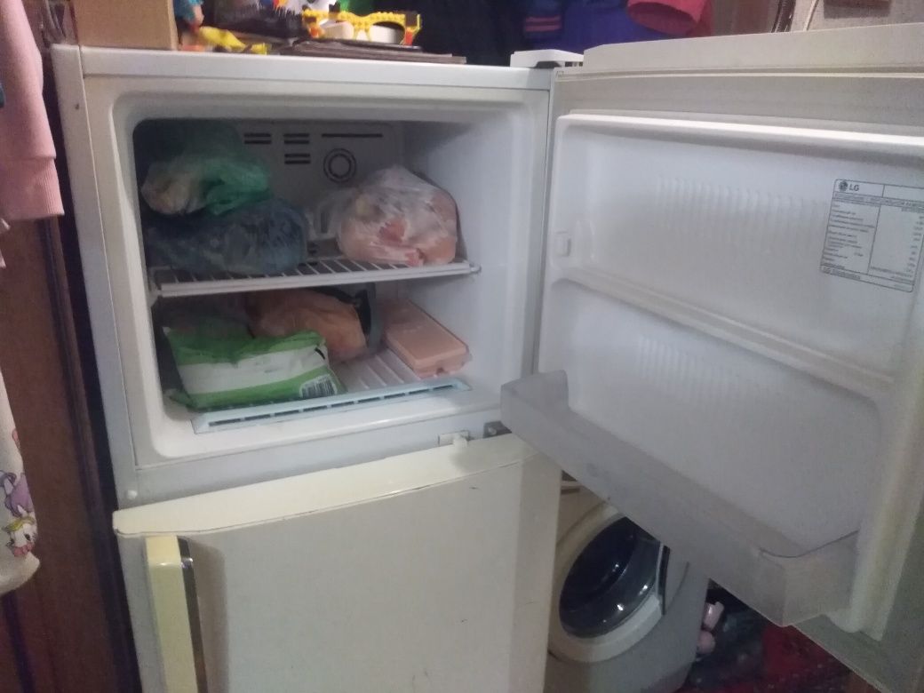 Холодильник LG білий.